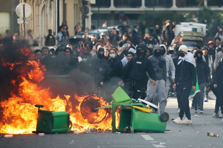En la foto, protestas y destrucción en Francia