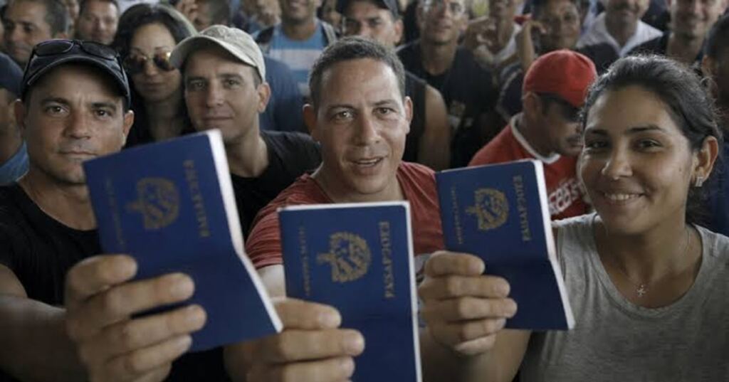 Cuba: la nación que se extingue en silencio 2 En la foto, jóvenes cubanos listos para emigrar