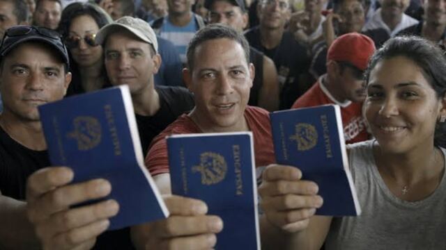 Cuba: la nación que se extingue en silencio 1 En la foto, jóvenes cubanos listos para emigrar