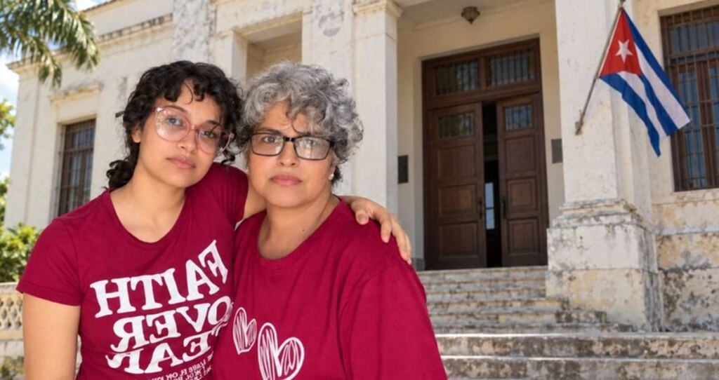 En la foto, Ana Bensi y su madre