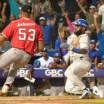 Inicio 9 En la foto, Emilio Bonifacio anota la carrera de la victoria para el Licey
