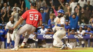 En la foto, Emilio Bonifacio anota la carrera de la victoria para el Licey