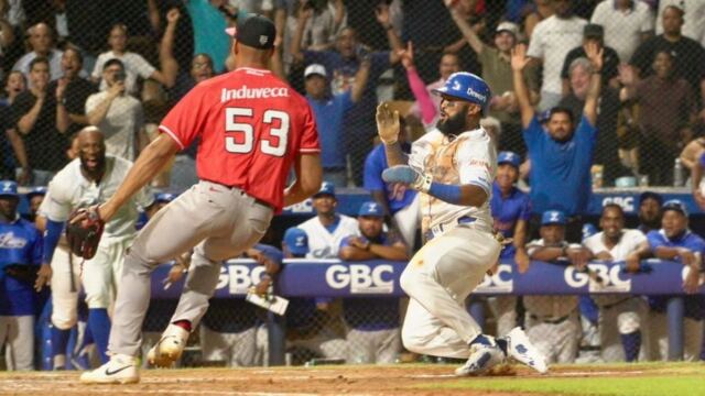 En la foto, Emilio Bonifacio anota la carrera de la victoria para el Licey