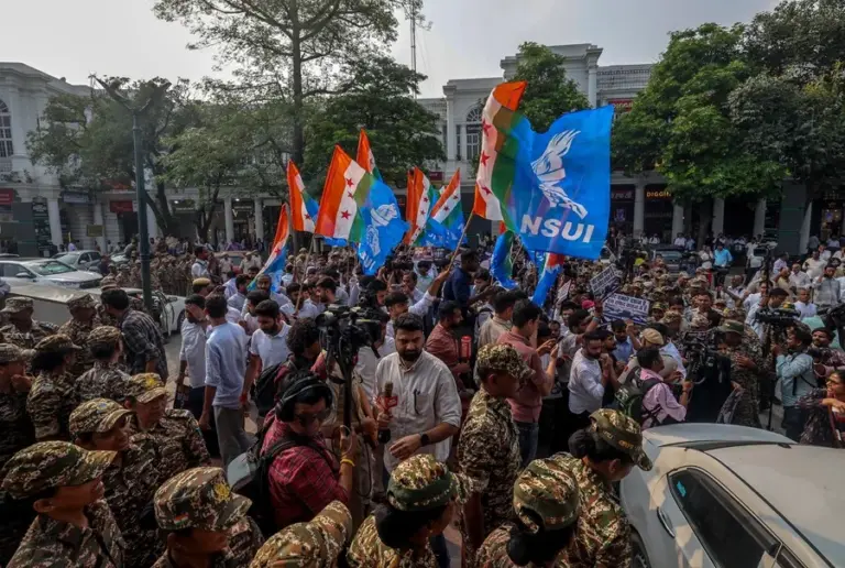 En la foto, La policía india detiene a miembros de la Unión Nacional de Estudiantes de la India (NSUI) mientras participaban en una protesta en Nueva Delhi