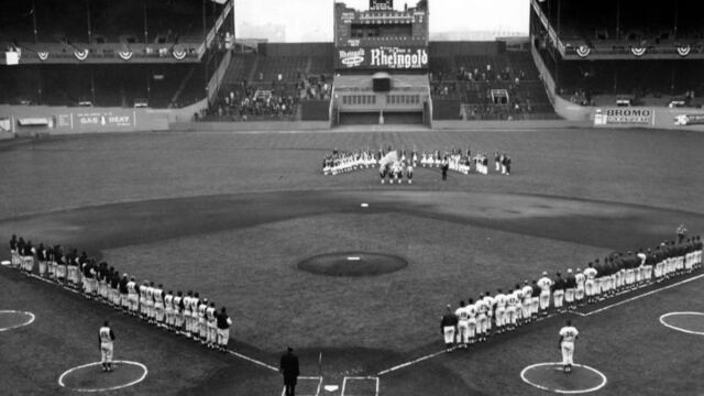 En la foto, ceremonia inaugural antes del último partido en Polo Grounds