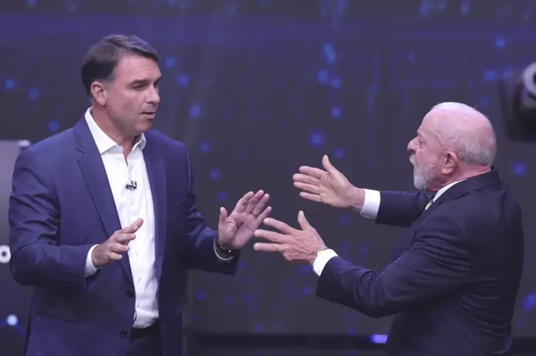 En la foto, El presidente de Brasil y candidato a la reelección, Luiz Inácio Lula da Silva (d), y el opositor Flávio Bolsonaro, discuten durante el primer debate presidencial este domingo, en la sede de Rede Bandeirantes en Sao Paulo (Brasil)
