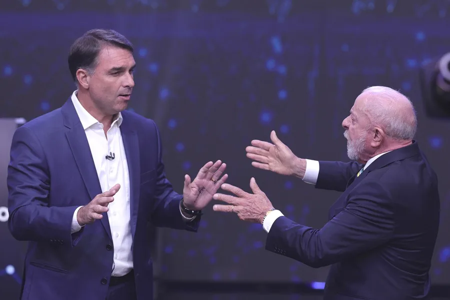 En la foto, El presidente de Brasil y candidato a la reelección, Luiz Inácio Lula da Silva (d), y el opositor Flávio Bolsonaro, discuten durante el primer debate presidencial este domingo, en la sede de Rede Bandeirantes en Sao Paulo (Brasil)