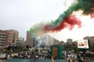 En la foto, Personal militar iraní libera humo de colores durante la inauguración del campo de entrenamiento "Jan-Fada" ("Quien se sacrifica por Irán") en la plaza Hafte-Tir de Teherán