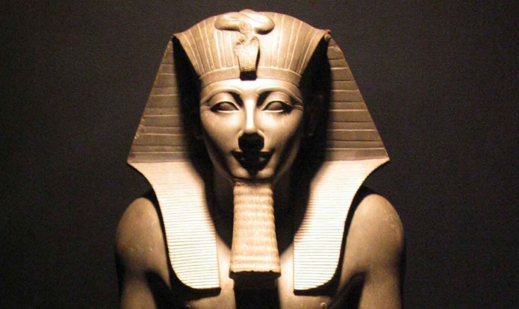 En la foto, busto del faraón Tutmosis III, el Napoleón de Egipto