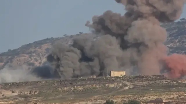 En la foto, un ataque aéreo saudí contra una posición hutí en la provincia de Taiz, Yemen