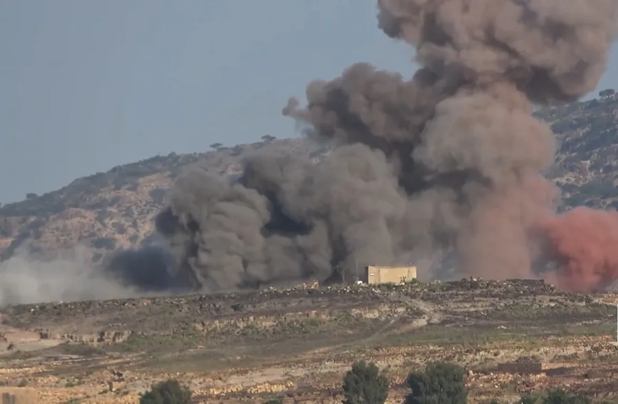 En la foto, un ataque aéreo saudí contra una posición hutí en la provincia de Taiz, Yemen