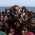 En la foto, migrantes camino aa Europa