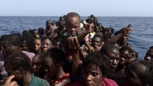 En la foto, migrantes camino aa Europa