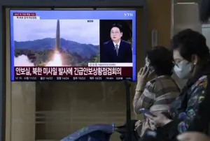 En la foto, personas viendo las noticias sobre el lanzamiento de misiles de Corea del Norte en una pantalla de televisión en una estación en Seúl (Corea del Sur)