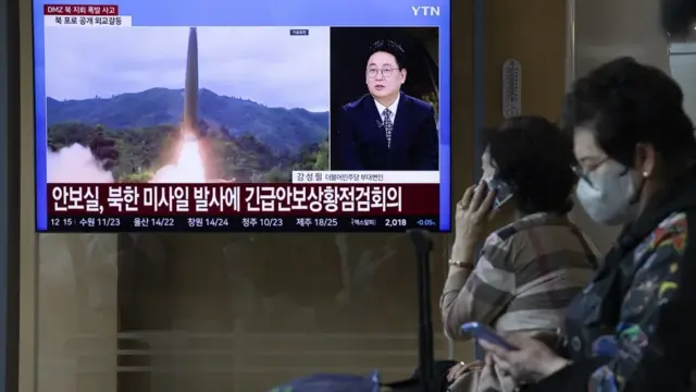 En la foto, personas viendo las noticias sobre el lanzamiento de misiles de Corea del Norte en una pantalla de televisión en una estación en Seúl (Corea del Sur)