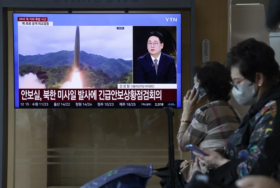En la foto, personas viendo las noticias sobre el lanzamiento de misiles de Corea del Norte en una pantalla de televisión en una estación en Seúl (Corea del Sur)