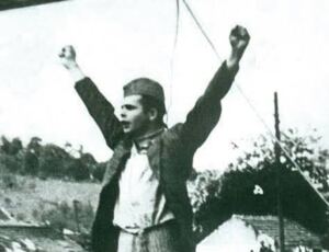 En la foto, Stjepan Filipović arenga al pueblo antes de ser ejecutado