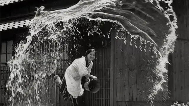 El agua que enfría las ciudades 1 En la foto, una mujer japonés lanza agua a la calle