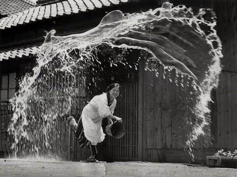 El agua que enfría las ciudades 1 En la foto, una mujer japonés lanza agua a la calle