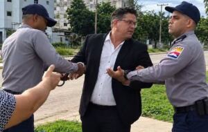 En la foto, esbirros del castrismo detienen a un pastor en La Habana