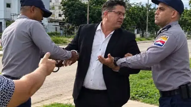 'Una casa dividida, no puede prevalecer...' 1 En la foto, esbirros del castrismo detienen a un pastor en La Habana