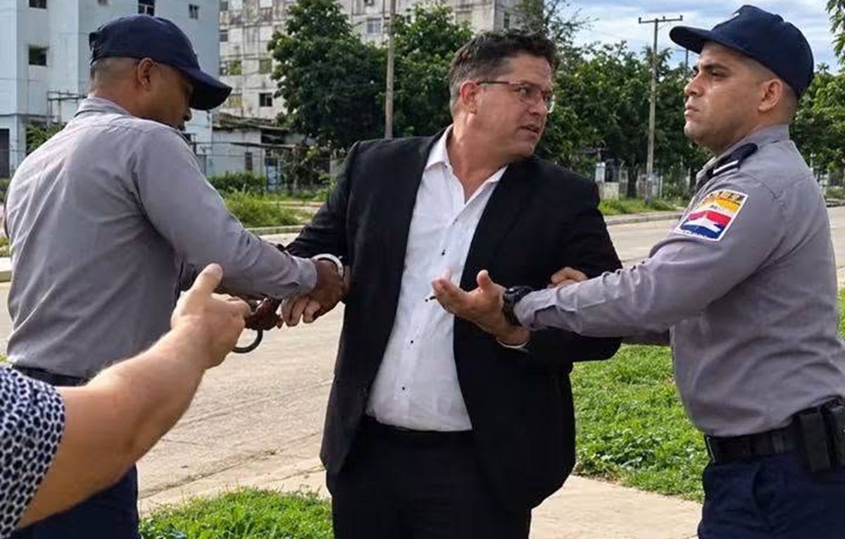 En la foto, esbirros del castrismo detienen a un pastor en La Habana