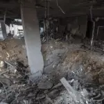 En la foto, Los escombros de un apartamento residencial tras un ataque aéreo israelí en el oeste de la ciudad de Gaza
