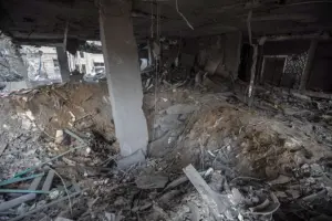 En la foto, Los escombros de un apartamento residencial tras un ataque aéreo israelí en el oeste de la ciudad de Gaza