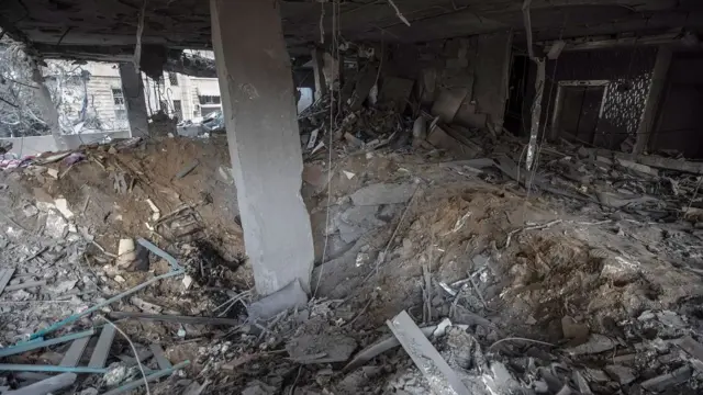 En la foto, Los escombros de un apartamento residencial tras un ataque aéreo israelí en el oeste de la ciudad de Gaza