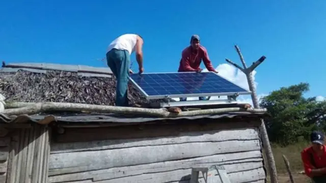 En la foto, Instalación de paneles solares en Cuba