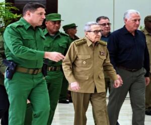 En la foto, los dos que mandan en Cuba y Díaz-Canel