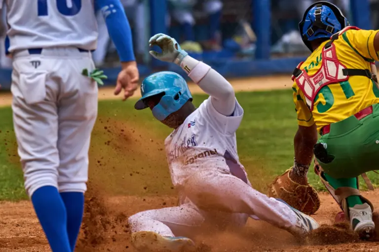 Los Industriales se convierten en el primer equipo de béisbol cubano en lucir el logotipo de un patrocinador privado 6 En la foto, Un jugador de Industriales, con una camiseta que luce el logotipo de un patrocinador privado, se desliza en home