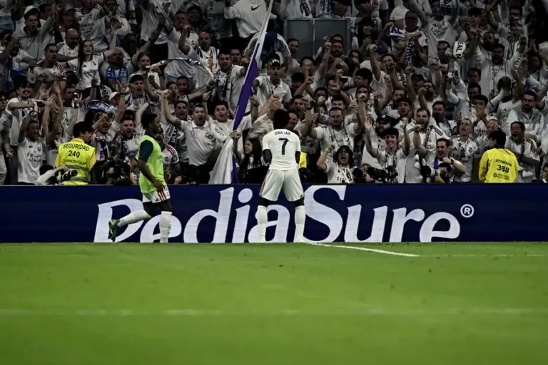 En la foto, El delantero del Real Madrid Vinicius Jr. (c) celebra con la afición el 2-0 momentos antes que el árbitro Díaz de Mera lo anulara
