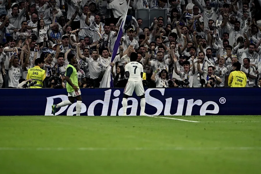 En la foto, El delantero del Real Madrid Vinicius Jr. (c) celebra con la afición el 2-0 momentos antes que el árbitro Díaz de Mera lo anulara