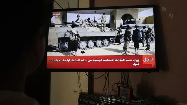 En la foto, Una persona observa una transmisión televisiva sobre los últimos acontecimientos en los combates de Yemen, en Saná (Yemen)
