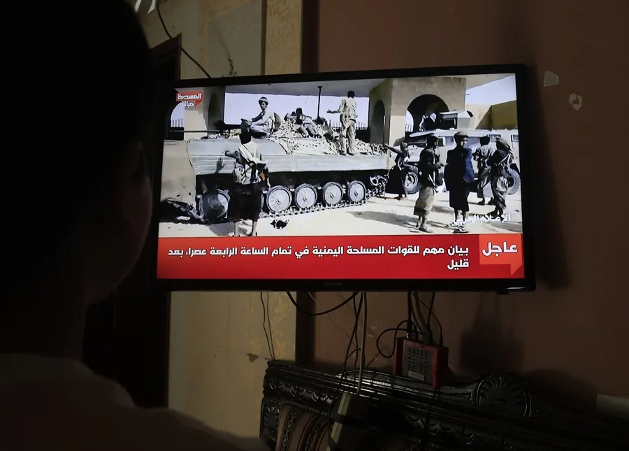 En la foto, Una persona observa una transmisión televisiva sobre los últimos acontecimientos en los combates de Yemen, en Saná (Yemen)