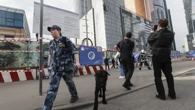 En la foto, un edificio dañado en el centro de negocios Moscow-City tras el presunto impacto de un dron