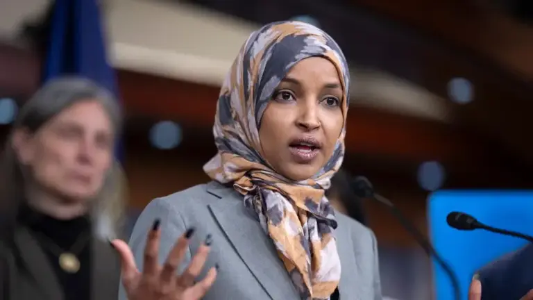En la foto, la congresista demócrata Ilhan Omar