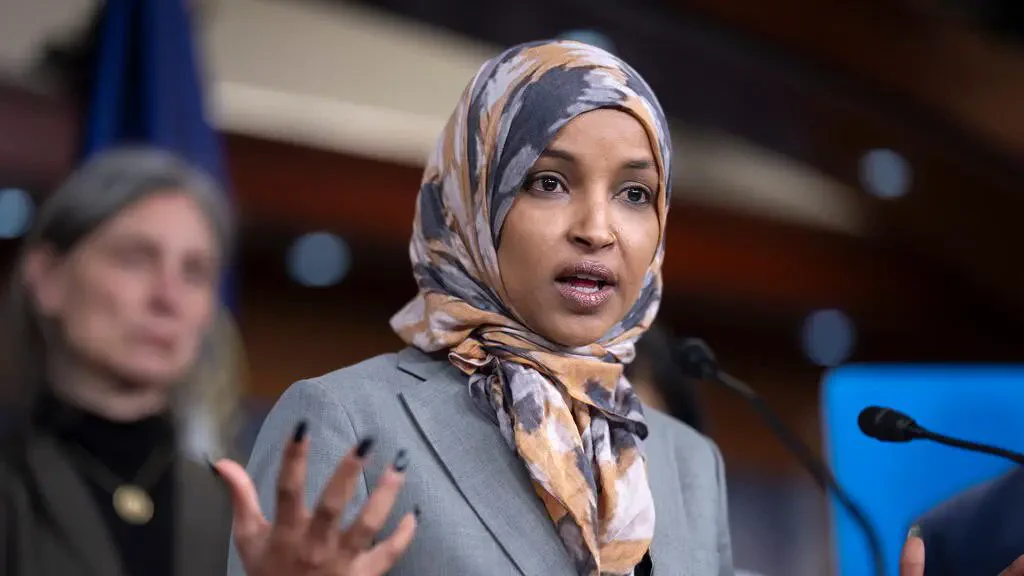 Allanamiento a Ilhan Omar: lo confirmado y lo que falta 2 En la foto, la congresista demócrata Ilhan Omar