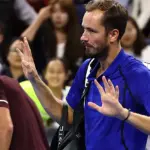 En la foto, Daniil Medvedev descalificado por golpear a un aficionado