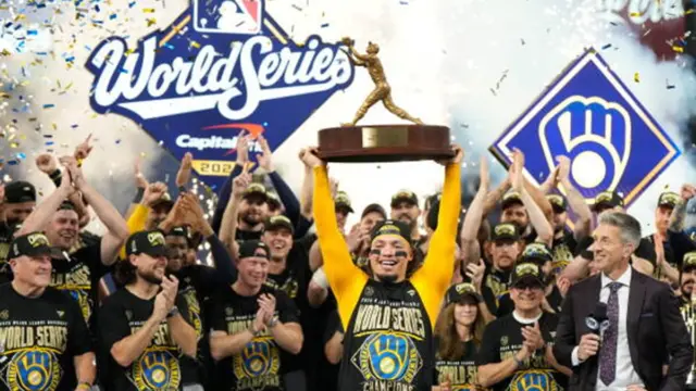 En la foto, William Contreras levanta el trofeo de MVP de la Serie Mundial