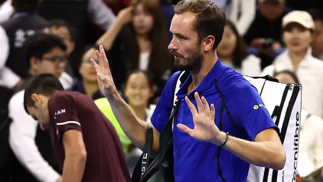 En la foto, Daniil Medvedev descalificado por golpear a un aficionado