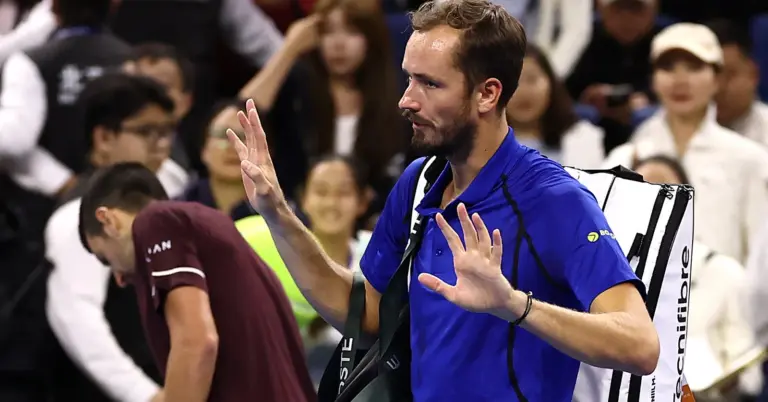 Djokovic alcanza su séptima final en Pekín tras descalificación de Medvedev 1 En la foto, Daniil Medvedev descalificado por golpear a un aficionado