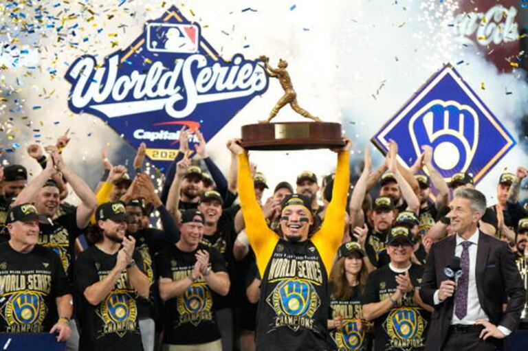 En la foto, William Contreras levanta el trofeo de MVP de la Serie Mundial