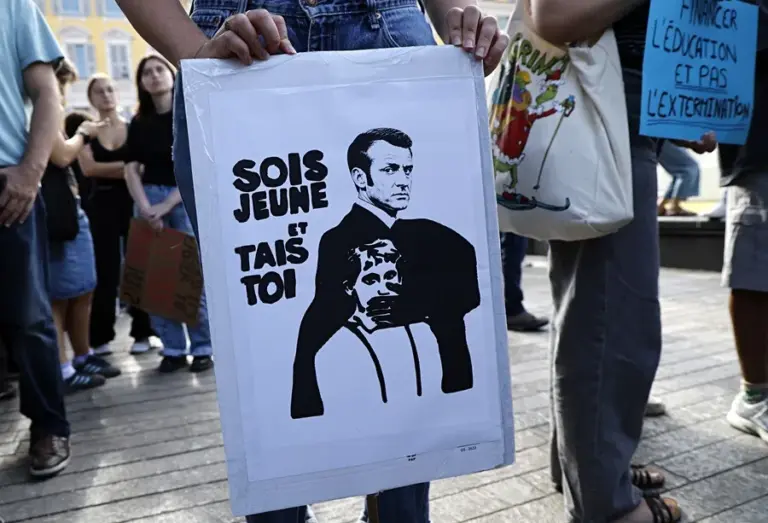 En la foto, Un estudiante sostiene una pancarta que dice 'Sé joven y cállate' durante una jornada nacional de protestas por las condiciones educativas en Niza, Francia, el 06 de octubre de 2026