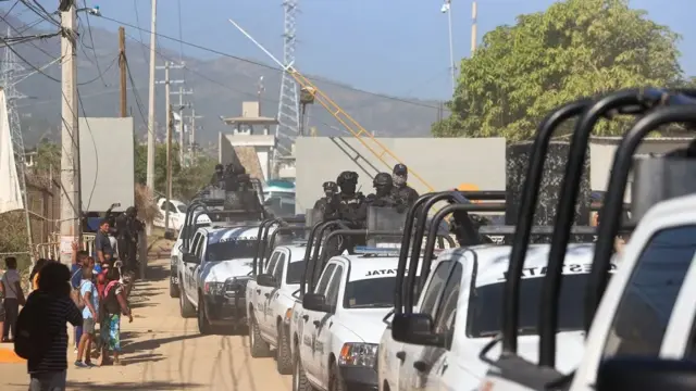 En la foto, un convoy de la policía estatal de México tras un motín en un penal del país