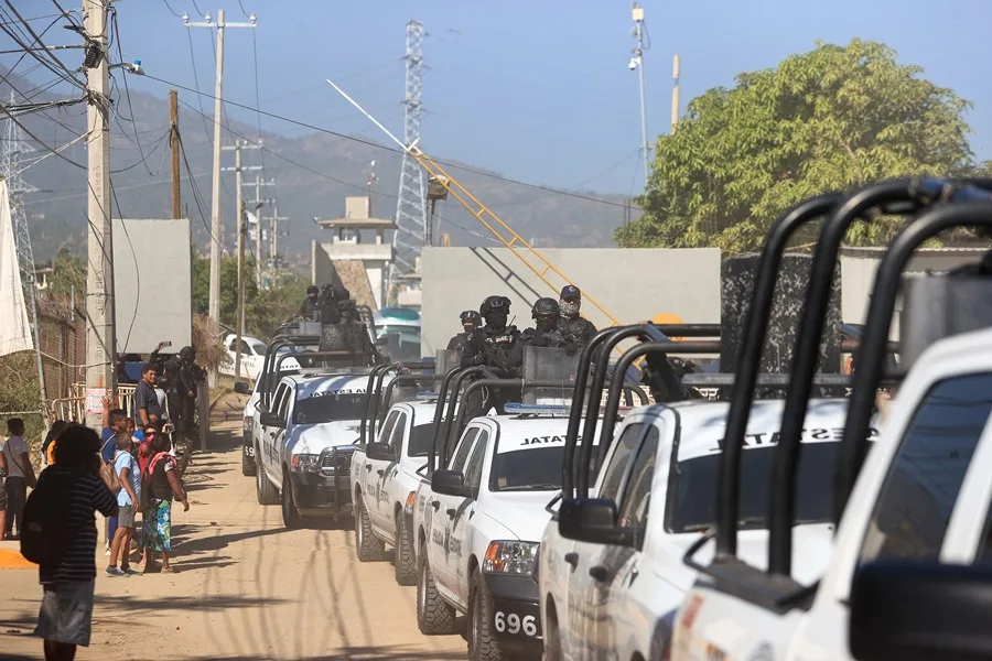 En la foto, un convoy de la policía estatal de México tras un motín en un penal del país