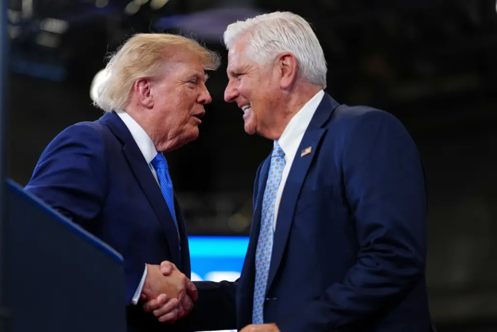 En la foto, Trump y Bruce Blakeman estrechan sus manos