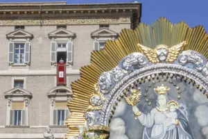 En la foto, El papa León XIV, ayer desde la plaza de San Pedro en el Vaticano