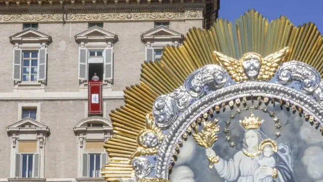En la foto, El papa León XIV, ayer desde la plaza de San Pedro en el Vaticano